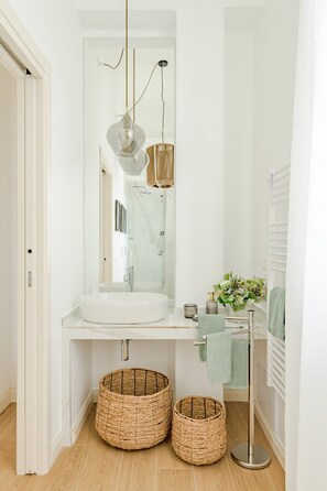 Dusche, Haartrockner, Bidet, Handtücher