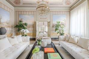 Interior - Luxury 4 bedrooms 4 bathrooms Penthouse with Terrace and Elevator (Lucca)