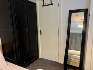 1 bedroom, iron/ironing board, free WiFi, bed sheets - Ensuite Family Room in Dudley (Dudley)