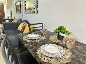 Habitación, 1 habitación, balcón, vistas al jardín | Comedor