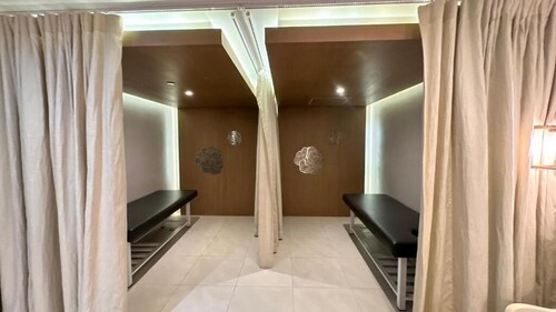 Room-adahkumaya Luxury Suites Plus