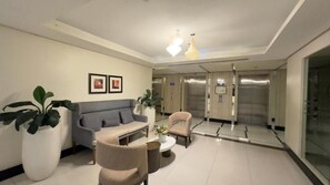 Room, 1 Bedroom, Balcony, Garden View | Ruang tamu