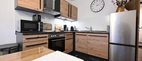 Kühlschrank, Mikrowelle, Ofen, Herdplatte