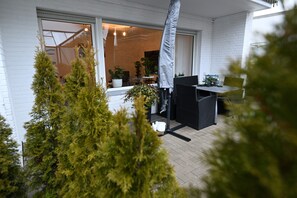 Outdoor dining - Apartment Timos Ferienwohnung mit privater Terrasse und WLAN (Schmalenberg)