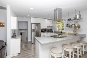 Refrigerador, microondas, horno, placa de cocina