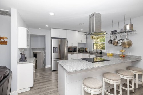 Modern Huntersville Oasis w Sauna, Fire Pit, Screened Patio & Fenced Yard For Pets! + 15% Off Stay!