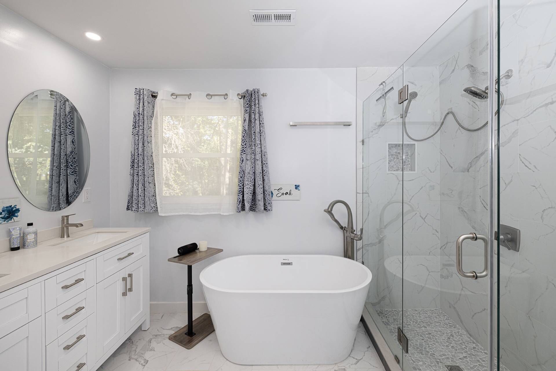 Een douche, een bubbelbad, een haardroger, handdoeken