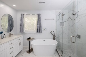 Douche, baignoire à remous, séchoir à cheveux, serviettes fournies