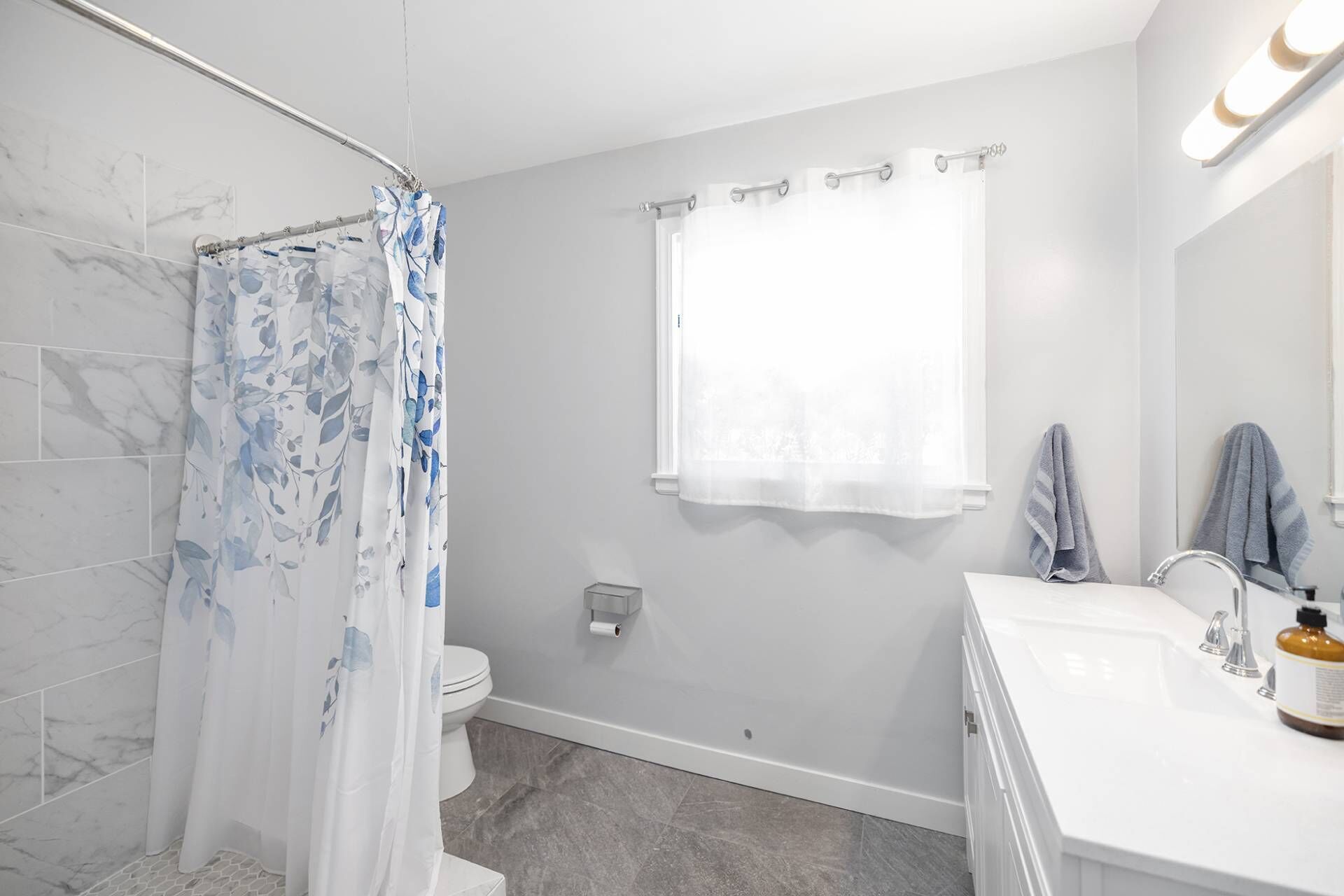 Shower, jetted bath, hair dryer, towels