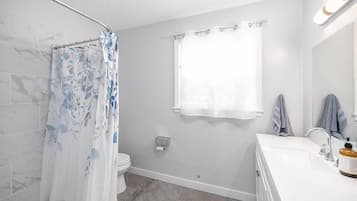 Shower, jetted bath, hair dryer, towels