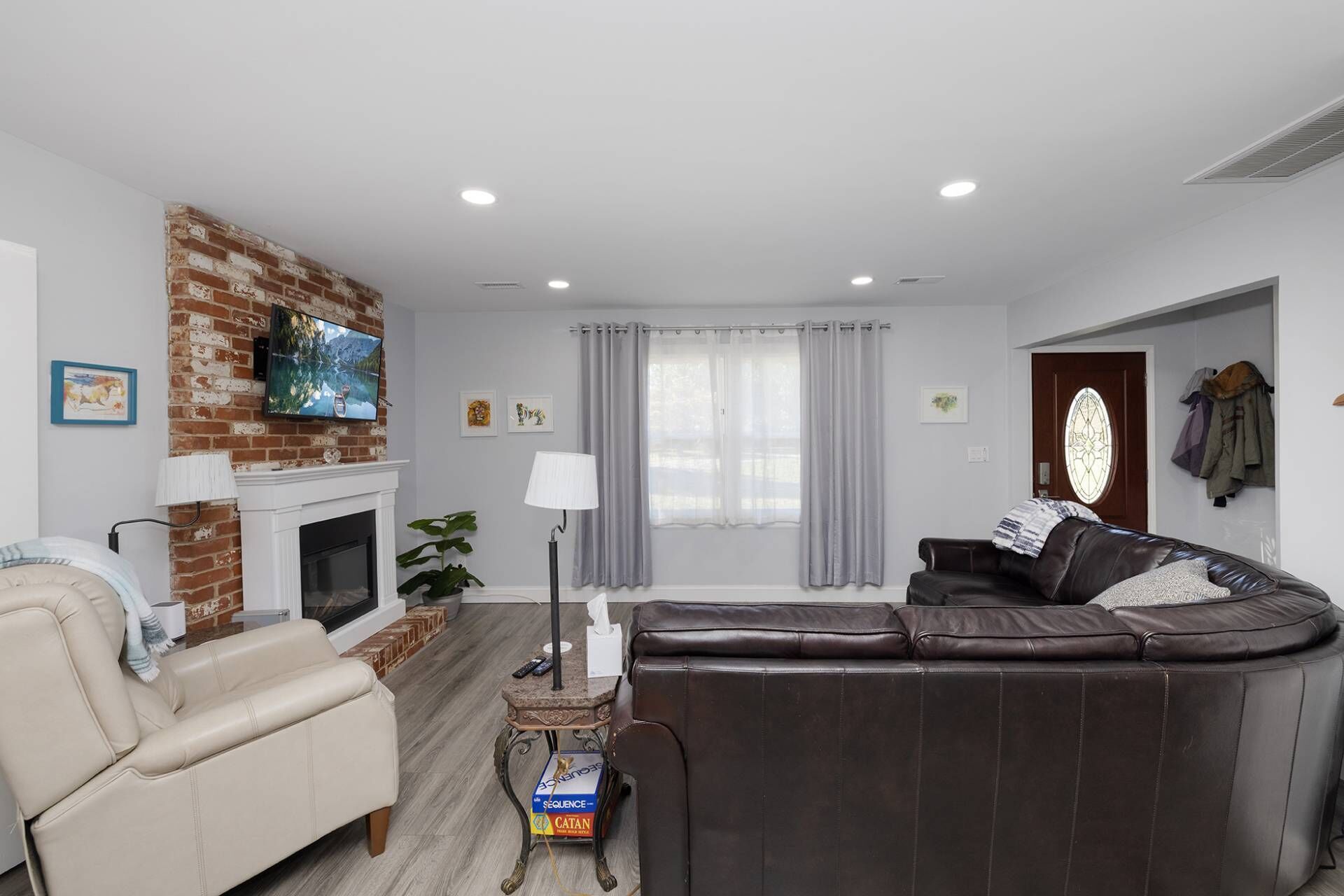 TV, fireplace