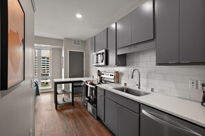 Fridge, microwave, oven, stovetop - TWO CozySuites in Marquee with pool & gym | 3 Beds (Minneapolis)