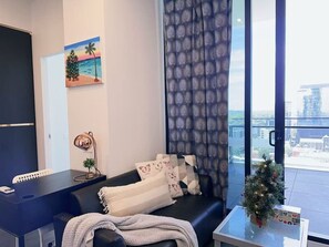 TV - Modern 2BR Unit in Whitehorse | Free Parking (Box Hill)