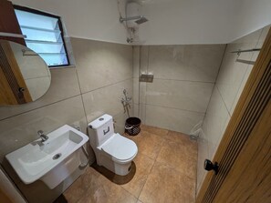 A bathroom with a sink, toilet, and shower. - Vista by Booksy One (Kollam)