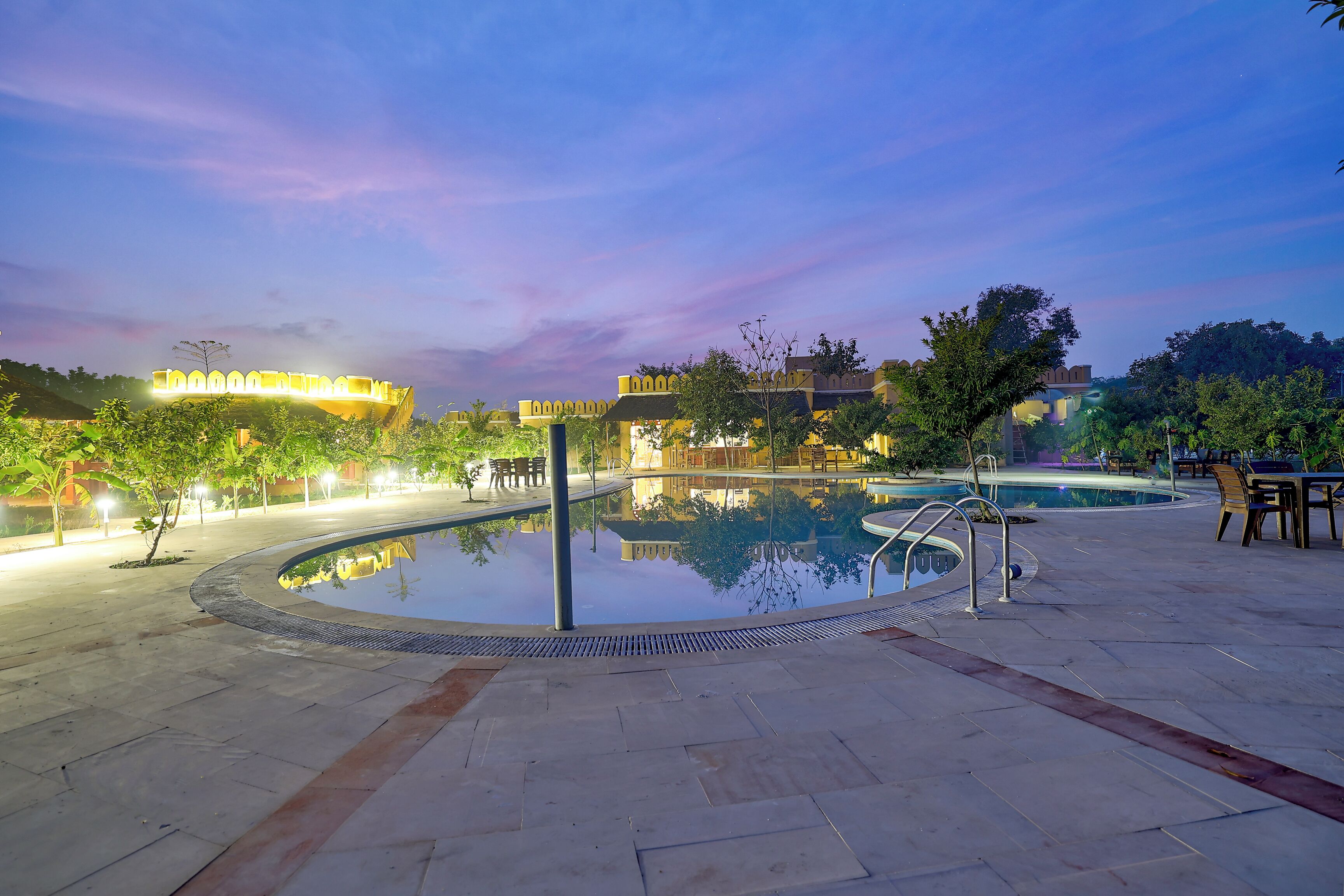 สระว่ายน้ำกลางแจ้ง