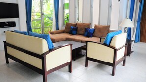 A living room with a sofa set, a coffee table, and a lamp. - Baan Gecko (Krabi)