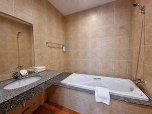 A bathroom with a sink, a bathtub, and a shower. - Baan Gecko (Krabi)