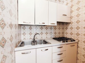 Fridge, stovetop, cookware/dishes/utensils - Cozy apartment with balcony (Lido di Jesolo)
