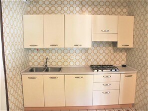 Fridge, stovetop, cookware/dishes/utensils - Cozy flat with balcony (Lido di Jesolo)