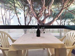 Outdoor dining - Relaxing flat with pool access (Lido di Jesolo)