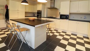 Dishwasher, cookware/dishes/utensils - Rudha Na Craig (Inveraray)
