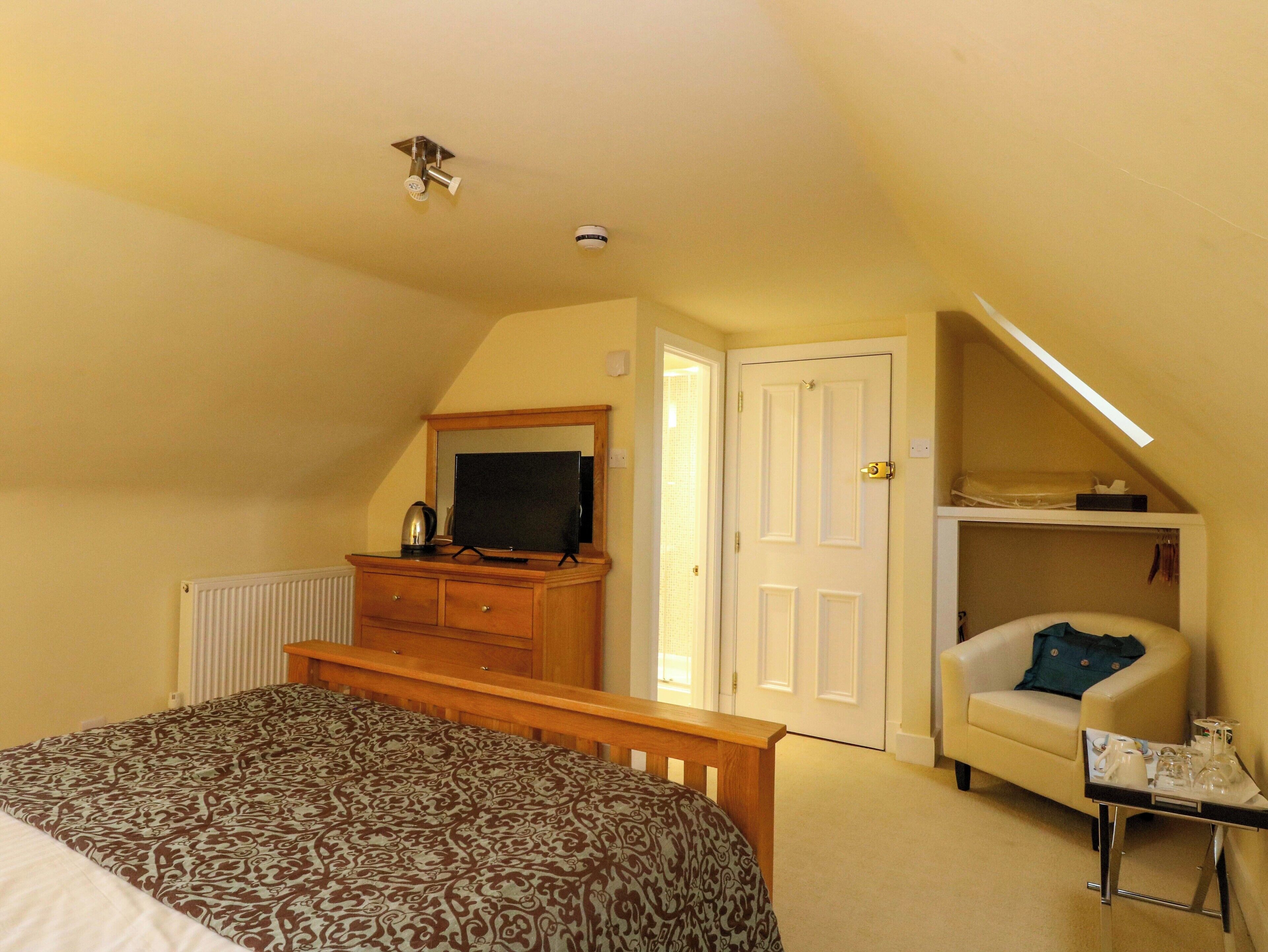 6 bedrooms, individually decorated, individually furnished