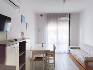 TV - Flat with balcony on the seafront (Lido di Jesolo)