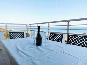 Outdoor dining - Spacious flat with balcony by the sea (Lido di Jesolo)