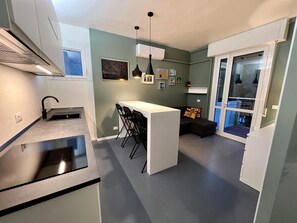 Fridge, stovetop, cookware/dishes/utensils - Cozy studio with pool access (Lido di Jesolo)