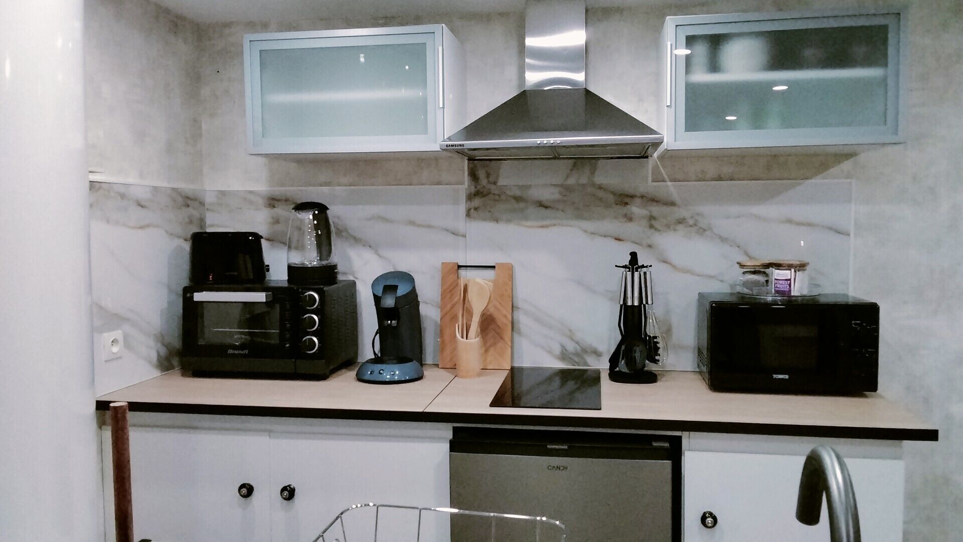 Réfrigérateur, micro-ondes, four, plaque de cuisson