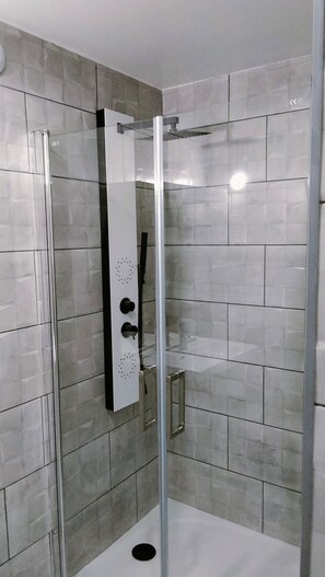 Dusche, umweltfreundliche Kosmetikartikel, Haartrockner, Handtücher
