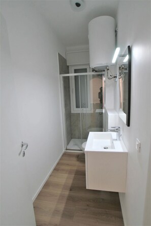 Shower - Comfy apartment near Piazza Torino (Lido di Jesolo)