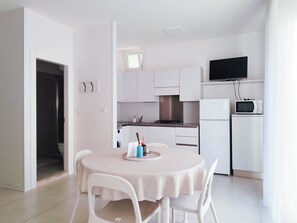 Refrigerador, parrilla de estufa y utensilios de cocina 