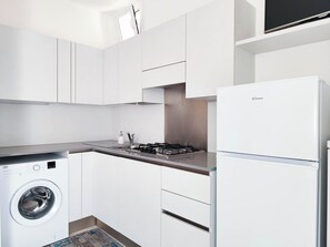 Kühlschrank, Herdplatte, Kochgeschirr/Geschirr/Besteck