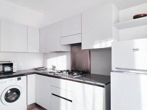 Fridge, stovetop, cookware/dishes/utensils - Comfortable studio near Piazza Nember (Lido di Jesolo)