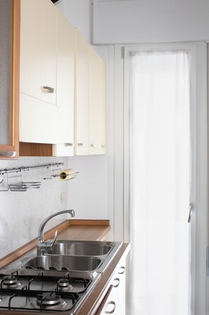 Fridge, stovetop, dishwasher, cookware/dishes/utensils - Apartment with sea view balcony (Jesolo)