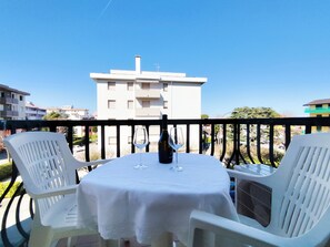 Outdoor dining - Comfy flat with pool and balcony (Lido di Jesolo)