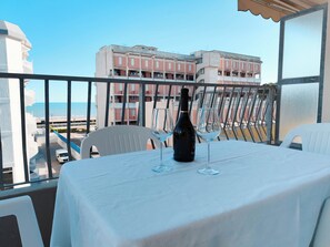 Outdoor dining - Beachside studio with shared pool (Lido di Jesolo)