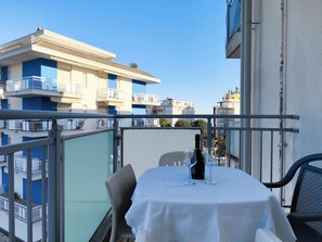 Outdoor dining - Cozy flat with pool near the beach (Lido di Jesolo)