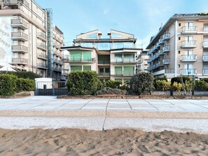 Exterior - Seafront apartment with private parking (Lido di Jesolo)
