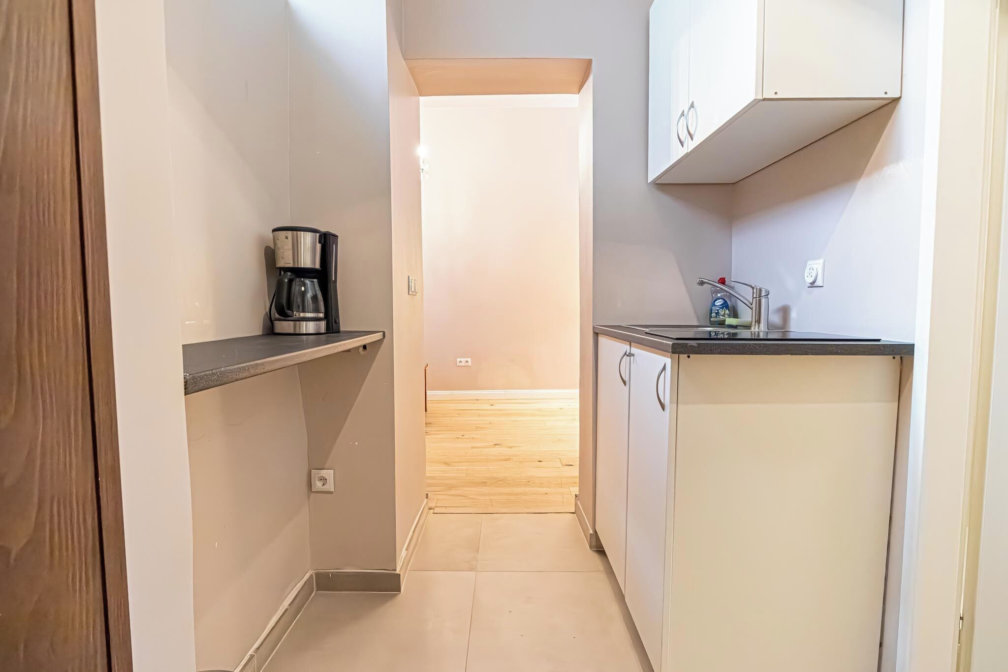 Eenvoudig appartement | Privékitchenette | Een minikoelkast, een microgolfoven