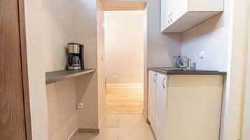 Eenvoudig appartement | Privékitchenette | Een minikoelkast, een microgolfoven