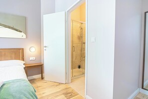 Apartamento básico | Ferros/tábuas de passar roupa, Wi-Fi de cortesia