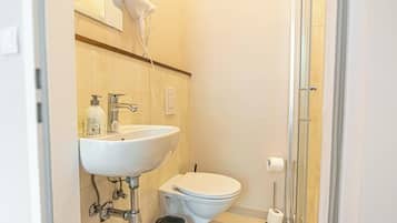 Eenvoudig appartement | Badkamer | Een douche, gratis toiletartikelen, een haardroger, handdoeken