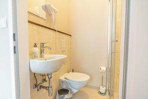 Eenvoudig appartement | Badkamer | Een douche, gratis toiletartikelen, een haardroger, handdoeken