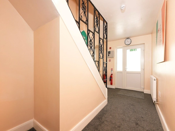 House | Interior - Standard Twin Room - Shared (Uxbridge)