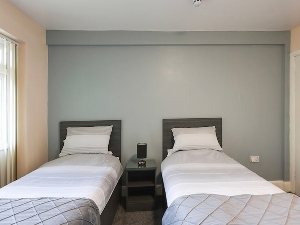House | 1 bedroom - Standard Twin Room - Shared (Uxbridge)