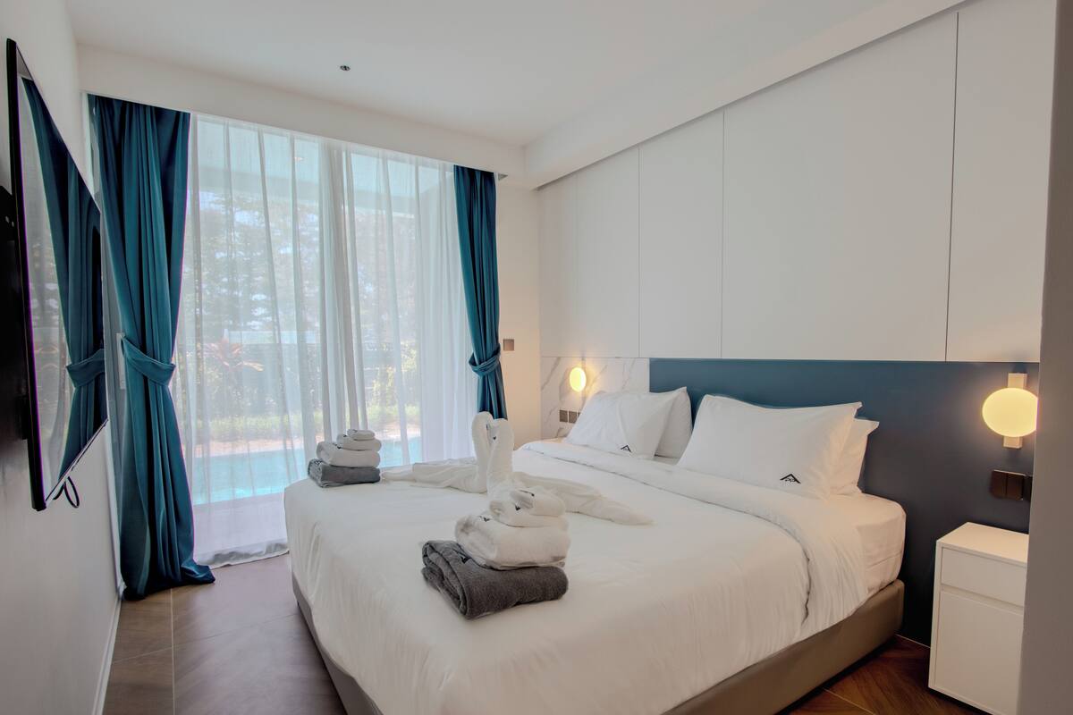 Ropa de cama hipoalergénica y caja de seguridad en la habitación