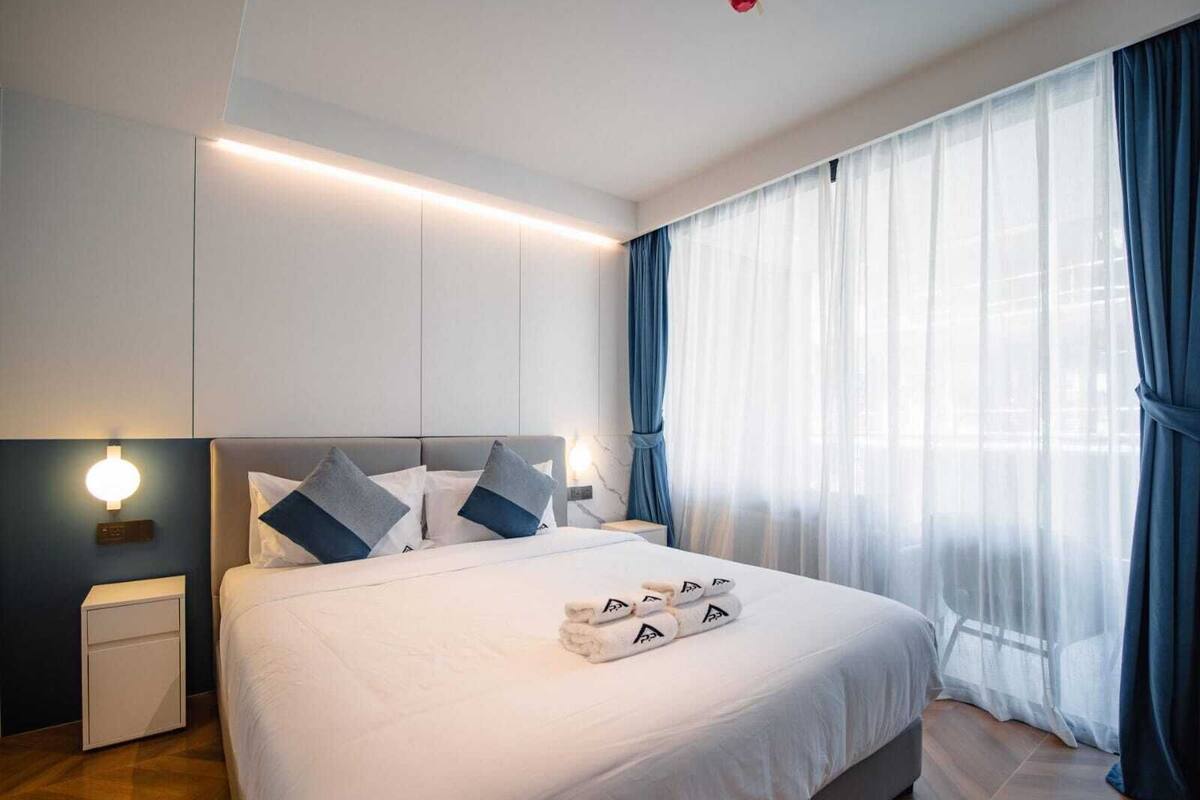 Roupas de cama antialérgicas, cofres nos quartos, escrivaninha