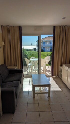 Fully-equipped oceanfront apartment